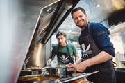 Zwei Stars im Foodtruck: Sänger Baschi (links) und Koch Pascal Schmutz. (Bild: Olivia Pulver, Zürich, 16. Oktober 2018)