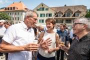 Bundesrätin Simonetta Sommaruga trifft in Stans zwei ehemalige Studentenkollegen: Joseph Bachmann (rechts) und Emil Wallimann. (Bild: Christian H. Hildebrand, Stans, 5.Juli 2019)