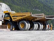 Die Schweizer Zementindustrie hat im zweiten Quartal 2019 weniger abgesetzt. Im Bild das Holcim-Zementwerk Untervaz. (Bild: KEYSTONE/GAETAN BALLY)