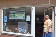 Jüdin Yehudit Bracha Bachman in Anklam vor ihrem «Schlomi-Shop».Bild: Christoph Reichmuth (Anklam, Juli 2019)