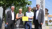 Übergabe der Unterschriften zur UKB-Petition; von links: Heini Sommer, Bankratspräsident, Pia Tresch, Gemeindepräsidentin Erstfeld, Felix Ziegler, Gemeindepräsident Wassen, Christoph Bugnon, CEO. (Bild: Philipp Zurfluh, Erstfeld, 5. Juli 2019)