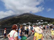 Die Touristen kehren nach dem heftigen Vulkanausbruch vom Mittwoch zurück auf Stromboli. Geologen verlangen einen effizienteren Evakuierungsplan für künftige Fälle. (Bild: KEYSTONE/AP/SALVATORE CAVALLI)