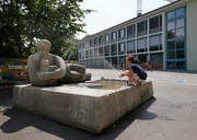 Der Schulhausbrunnen in der Anlage Guthirt ist eines der frühesten Kunstwerke des höchst schaffenskräftigen Steiner Bildhauers im öffentlichen Raum Zugs. (Bild: Stefan Kaiser, Zug, 3. Juli 2019)
