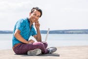Schreibt seine Gedanken nieder: Abdullah Moradi am Zugersee. (Bild: Patrick Hürlimann, 2. Juli 2019)