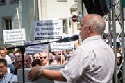 Pilatus-Angestellte machten ihrem Ärger über den Entscheid des Aussendepartements Luft. Bundespräsident Ueli Maurer versuchte während seiner Rede in Stans zu beruhigen. (Bild: Christian H. Hildebrand, 5.Juli 2019)