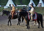 Old Shatterhand (neu Richard Bucher) und Winnetou (wie gewohnt Tom Volkers) sind stets rechtzeitig zur Stelle. (Bilder: Romano Cuonz, 4. Juli 2019)