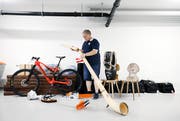 Vom Bike übers Alphorn bis zur Trychle: Der Mix ist Kurt Häfliger gelungen. (Bild: Stefan Kaiser, Zug, 3. Juli 2019)