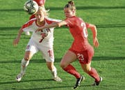 Nadine Riesen (rotes Trikot) kam im Länderspiel gegen Serbien in der zweiten Halbzeit zum Einsatz. Bild: Andrej Cukic /Keystone