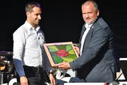 Radolfzells Oberbürgermeister Martin Staab (r.) hält das Geschenk der Stadt Amriswil, eine Wappenscheibe, in den Händen. (Bild: Manuel Nagel)