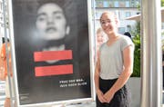 Cédrine Speck aus Appenzell mit ihrem Plakat. Es trägt den Titel: «Frau ode Maa isch doch glich.»Bild: Karin Erni