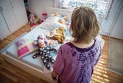 Die Pflegemutter im Kinderzimmer. Ursula Gehrer* hütet mittlerweile tagweise das Kind eines ihrer ehemaligen Pflegekinder. (Bild: Reto Martin)