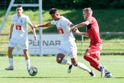FCL-Mittelfeldspieler David Mistrafovic (Mitte) gegen den Altacher Marco Meilinger (rechts) in Zug. (Bild: Martin Meienberger/Freshfocus, Zug, 29. Juni 2019)