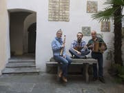 Die Gruppe Vent Negru mit Esther Rietschin, Mattia Mirenda und Mauro Garbani (von links) pflegt die authentische Tessiner Musik. (Bild: Keystone/ALESSANDRO CRINARI)