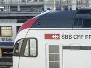 Eine SBB- und eine BLS-Zugskomposition im Bahnhof Bern - die beiden Bahnunternehmen führen wieder konstruktive Gespräche bezüglich der zukünftigen Zusammenarbeit im nationalen Fernverkehr. (Bild: Keystone/ALESSANDRO DELLA VALLE)