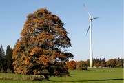 Ein Windkraftwerk im Windpark Le Peuchapatte in der Gemeinde Muriaux im Kanton Jura. (Bild: Peter Klaunzer/Keystone)