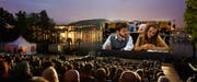 Foto einer früheren Aufführung im Open Air Kino Luzern am Alpenquai. Auf die Leinwand kopiert ist ein Szenenbild des Films «Wolkenbruch», der am 20. Juli und 13. August gezeigt wird. (Bild: pd)