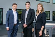 Professor Sebastian Heselhaus (links) mit den beiden im Rahmen des NFP-Projekts Doktorierenden Iva Stamenkovic und Philippe Stawiski vor dem Gebäude der Universität Luzern. (Bild: Markus Forte)