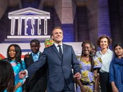 Bildung für Mädchen stand im Zentrum der gemeinsamen Konferenz der Unesco mit den wichtigsten Wirtschaftsmächten (G7). Frankreichs Präsident Macron mit Friedensnobelpreisträgerin Malala Yousafzai (r) und Unesco- Generaldirektorin Audrey Azoulay (2-r). (Bild: KEYSTONE/EPA POOL/CHRISTOPHE PETIT TESSON / POOL)