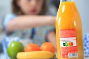 Dieser Orangensaft ist ziemlich gesund, wie ein Blick auf die Lebensmittel-Ampel zeigt. (Bild: Keystone)
