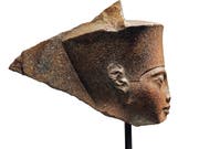 Die Steinskulptur, die den Kopf des ägyptischen Pharaos Tutanchamun abbildet, ist rund 3000 Jahre alt. (Bild: KEYSTONE/AP Christie's)