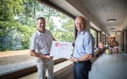 Paul Koch, Präsident Lignum Ost übergibt die Auszeichnung «Schweizer Holz» an Schulpräsident Erich Schaffer (rechts). (Bild: Andrea Stalder)
