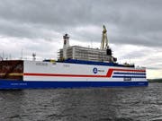 Die «Akademik Lomonossow», das erste schwimmende Atomkraftwerk, im Hafen von Murmansk. Die Anlage soll im August in den äussersten Nordosten Russlands geschleppt werden. (Bild: Imago Images / Itar Tass)