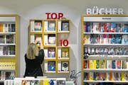 Mehr als nur Bestseller: Die Schweizer Buchhandlungen behaupten sich mit breitem Sortiment und Beratung gegen die Konkurrenz von Amazon. (Bild: Gaetan Bally/Keystone)