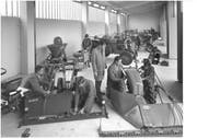 Lehrlinge arbeiten an Landmaschinenfahrzeugen. (Bild: Archiv BBZN Hohenrain, 1971)