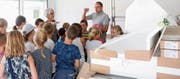 Lehrerin Martina Kobi und Bauleiter Philipp Bissig erklären die Bauabläufe im Neubau.Bild: Philipp Unterschütz (Stans, 4. Juli 2019)