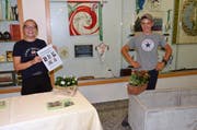 Dürfen stolz auf ihre Abschlussarbeiten sein: Ramona Hug und Cornel Baumgartner.