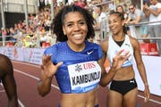Mujinga Kambundji (links) und Salomé Kora nach ihrem Lauf über 100 m.(KEYSTONE/Jean-Christophe Bott)