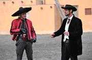 Die Bösewichte Buttler (Yves Vaucher) und Oelprinz (Philipp Lüscher) machen ihre krumme Sache gut.