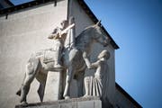 Grauer Zement und goldig leuchtendes Schwert: Die St.Martinsfigur vor der katholischen Kirche in Bruggen. (Bild: Ralph Ribi)