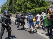 Vor einer Woche demonstrierten rund 250 Personen in Genf gegen den kamerunischen Präsidenten Paul Biya. Dabei kam es zu Scharmützeln zwischen Gegnern und Befürwortern des Staatsoberhaupts des westafrikanischen Landes. Die Sicherheitskräfte setzten Wasserwerfer und Tränengas ein. (Bild: Keystone/MARTIAL TREZZINI)