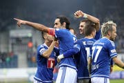Tomislav Puljic mit der Captainbinde bejubelt Luzerns 2:0 im Super-League-Heimspiel in der Swisspor-Arena gegen St. Gallen. (Bild: Philipp Schmidli, 23. Oktober 2016)
