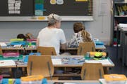 In den kommenden Jahren gehen viele Lehrerinnen und Lehrer in Pension. (Bild: Christian Beutler/Keystone)