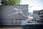 Eisenplastik von Urs Burger am Postgebäude. (Bild: Ralph Ribi)