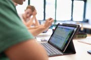Die Inhalte der IT-Bildungsoffensive, zum Beispiel Projekte in der Volksschule, werden aktuell erarbeitet. (Bild: Gaëtan Bally/Keystone)