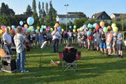 Lehrerkollege Uwe Heller verabschiedet Hansmartin Keller, der gemütlich in einem Sitz Platz nehmen darf. (Bild: Mario Testa)