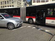 Am Auto entstand an der Vorderseite Sachschaden. Beim Stadtbus ging unter anderem eine der Eingangstüren zu Bruch.