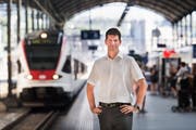 Massimo Guglielmetti im Bahnhof Luzern. Mitten in der Gleishalle wird dereinst eine riesige Baustelle entstehen – sechs Gleise müssen deswegen während Jahren gesperrt werden. (Bild: Eveline Beerkircher, 26. Juni 2019)