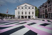 Das Strassenbild vor dem Luzerner Theater wird Mitte Juli wieder entfernt. (Bild: Pius Amrein, Luzern, 8. September 2017).