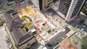 Die Baustelle dominiert das Areal des Kantonsspitals. Zwischen Haus 01 (links) und dem Hochhaus entsteht eine Tiefgarage. (Bild: Ralph Ribi /St.Gallen, 2. Juli 2019)