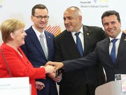 Die deutsche Kanzlerin Merkel sieht eine «strategische Verantwortung» für eine EU-Erweiterung um jene Balkanstaaten, die einen Beitritt anstreben. Im Bild mit den Regierungschefs Polens, Bulgariens und Nordmazedoniens Mateusz Morawiecki (l), Boyko Borisov und Zoran Zaev. (Bild: KEYSTONE/AP/CZAREK SOKOLOWSKI)