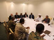 Vertreter des sudanesischen Militärrats und der Protestbewegung an einem Tisch auf der Suche nach einer neuen Regierung für das nordostafrikanische Land. (Bild: KEYSTONE/EPA/MORWAN ALI)