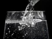 Das Trinkwasser von Liestal und weiteren Gemeinden ist mit Kolibakterien belastet. (Bild: KEYSTONE/AP/JENS MEYER)