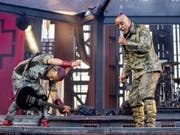 Rammstein mit Frontsänger Till Lindemann, rechts, und Rhythmusgitarrist Paul Landers, links, werden 2020 für zwei Konzerte im Zürcher Letzigrund erwartet. Die Tickets für die Shows waren am Freitag bereits zweieinhalb Stunden nach Beginn des Vorverkaufs weg. (Bild: Keystone/DPA/CHRISTOPH SOEDER)
