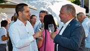 Stadtpräsident Gabriel Macedo stösst mit Radolfzells Oberbürgermeister Martin Staab auf die Partnerschaft an. (Bild: Manuel Nagel)