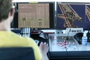 Ein Fluglotse darf sich bei seiner Arbeit keine Sekunde ablenken lassen. (Bild: Keystone)