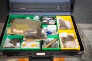 Materialmüsterchen im Koffer. (Bild: Ralph Ribi)